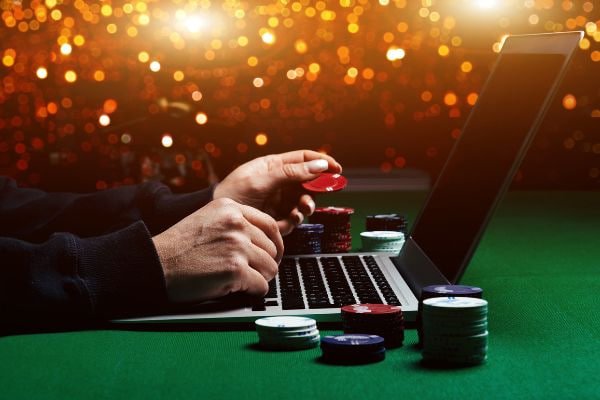 slot app MMK ငွေထုတ်ယူနေသောမြင်ကွင်း Wave Money နှင့် KBZPay ဖြင့်